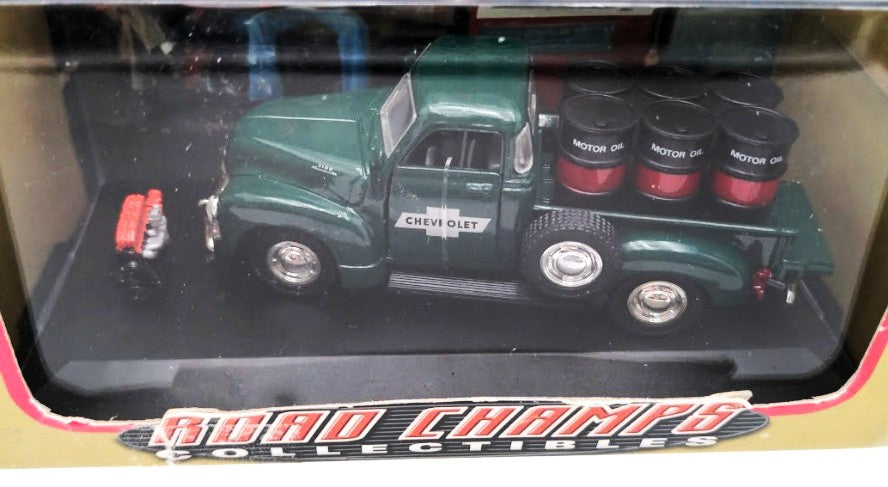 Road Champs 48200 1:43 Scale Green Chevrolet Truck W/6-Barrels & 1 Motor