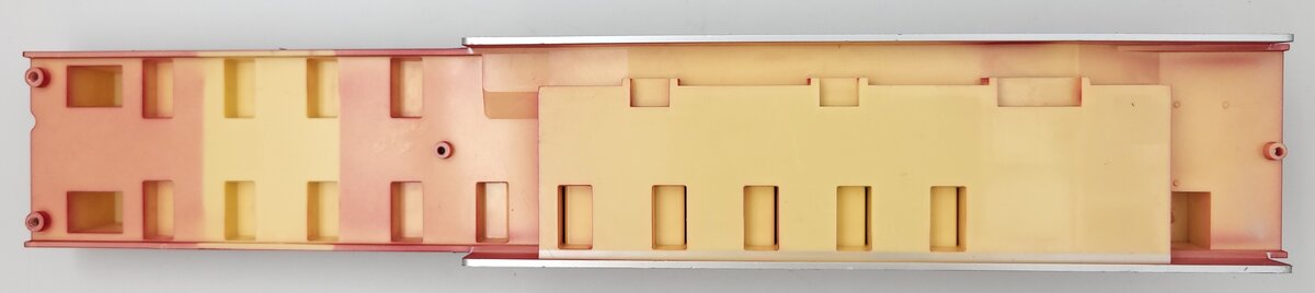 Lionel 82577-5 Maroon Texas Streamlined Vista Dome Car Interior with Stairs