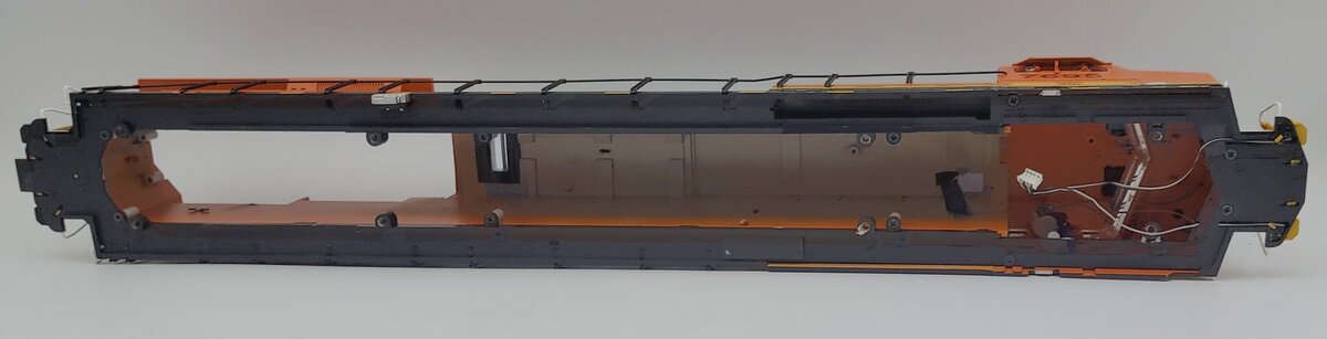 Lionel 82205-2 BNSF 'Golden Swoosh' ES44AC Diesel Locomotive Body Shell #7695
