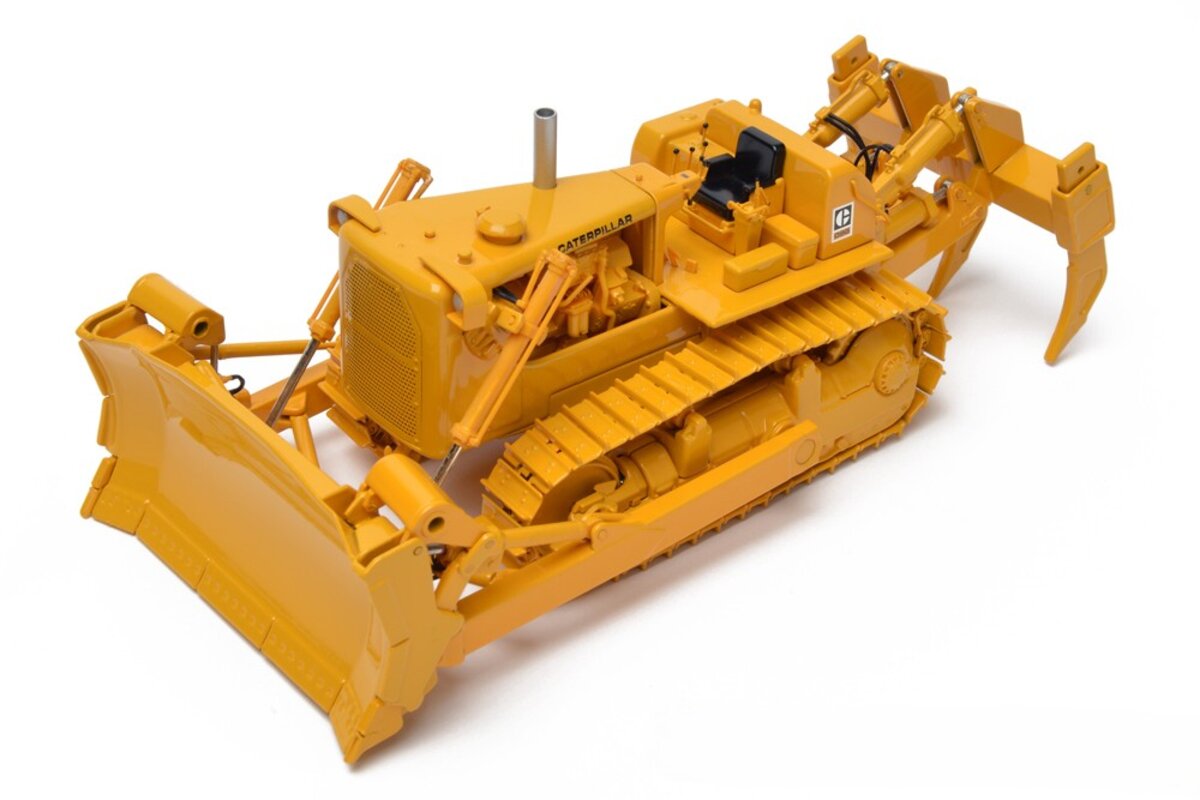 CCM CCMD9G-9R 1:48 Scale Cat D9G Dozer with 9R Rip Blade