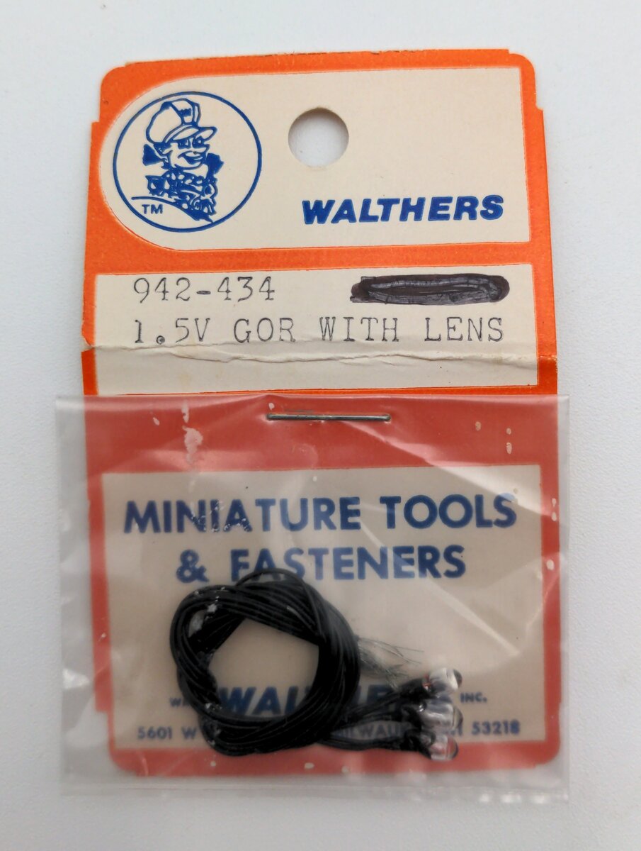 Walthers 942-434 1.5V GOR w/ Lens