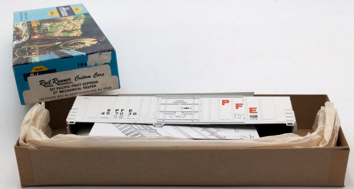 Athearn 227 HO Scale Pacific Fruit Express (PFE) 57' Mechanical Reefer #457038