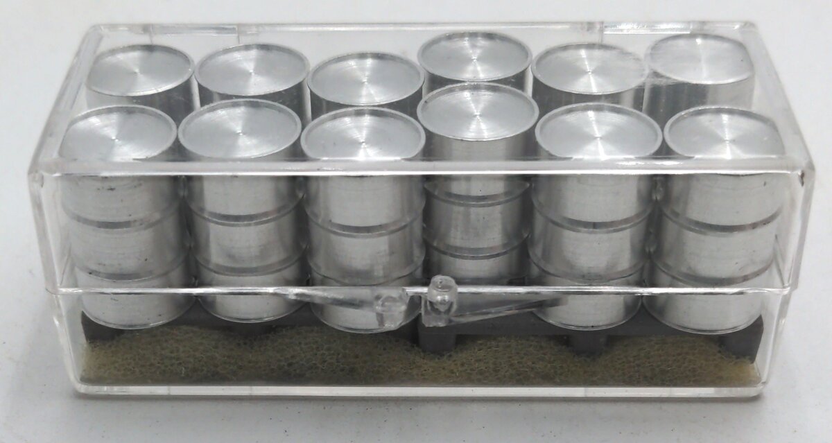 The Ink Well 1:48 Scale 12 55 Gallon Aluminum Oil Drums with 2 Pallets