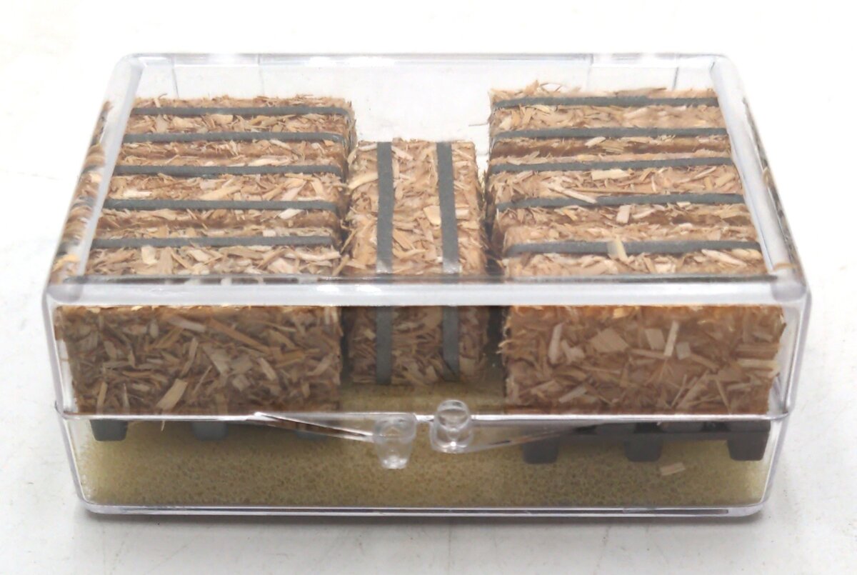 The Ink Well 1:48 Scale 7 Hay Bales with 4 Pallets