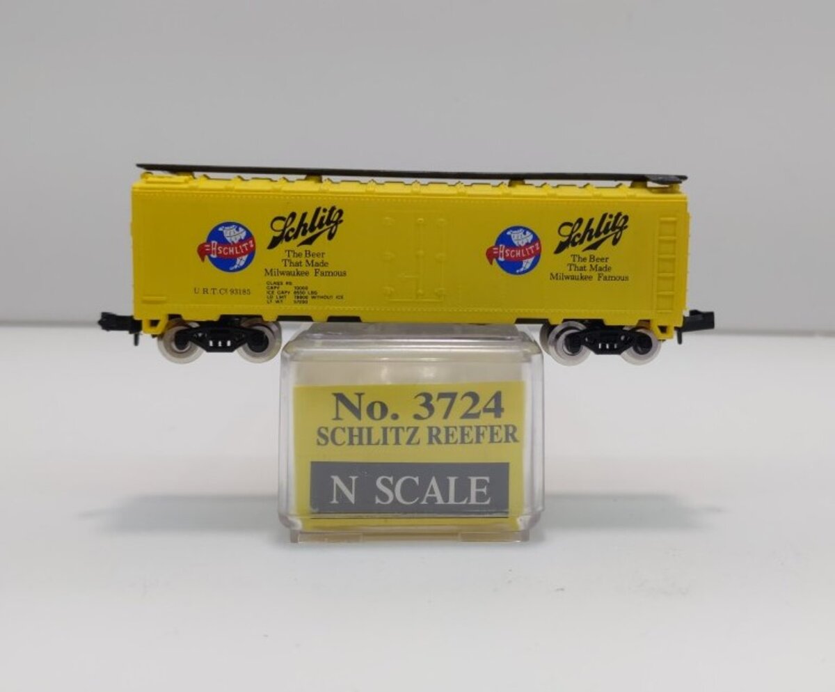 Model Power 3724 N Schlitz Beer Reefer Car #93185 NIB