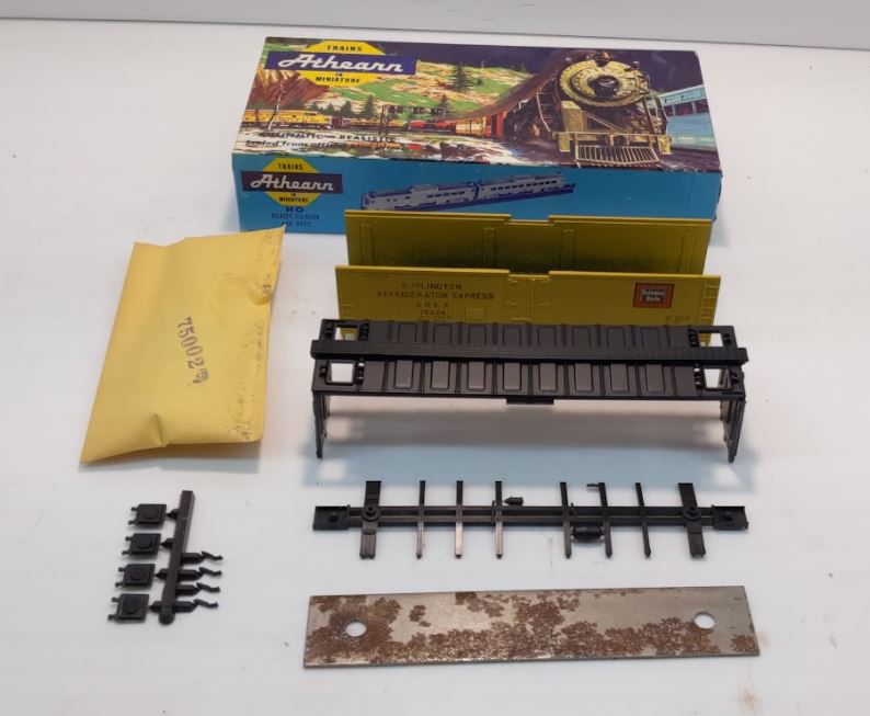 Athearn 5217 HO Scale Burlington 40' WD Reefer Kit