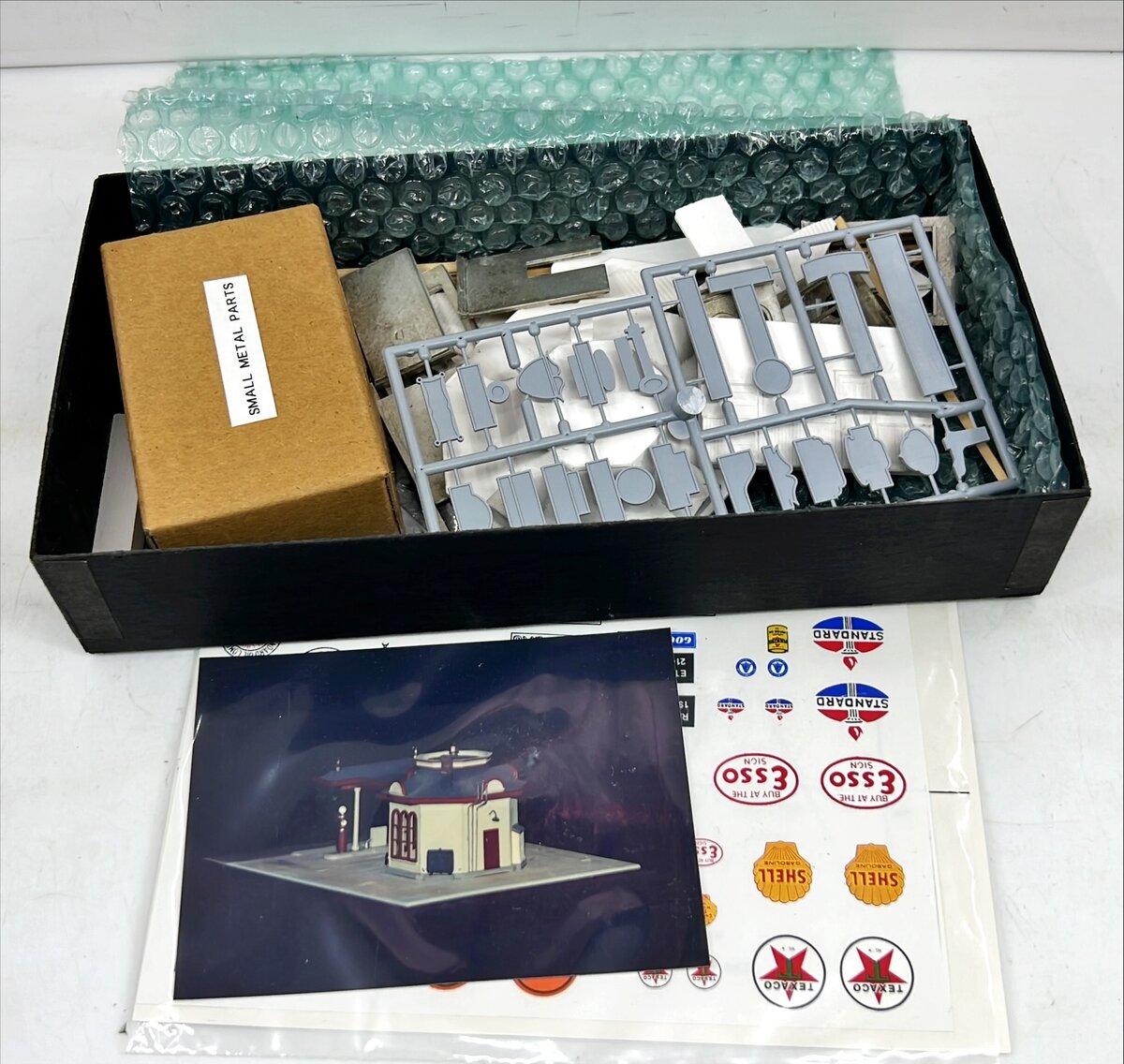 Crow River 203 HO The Octagon Filling Station Kit