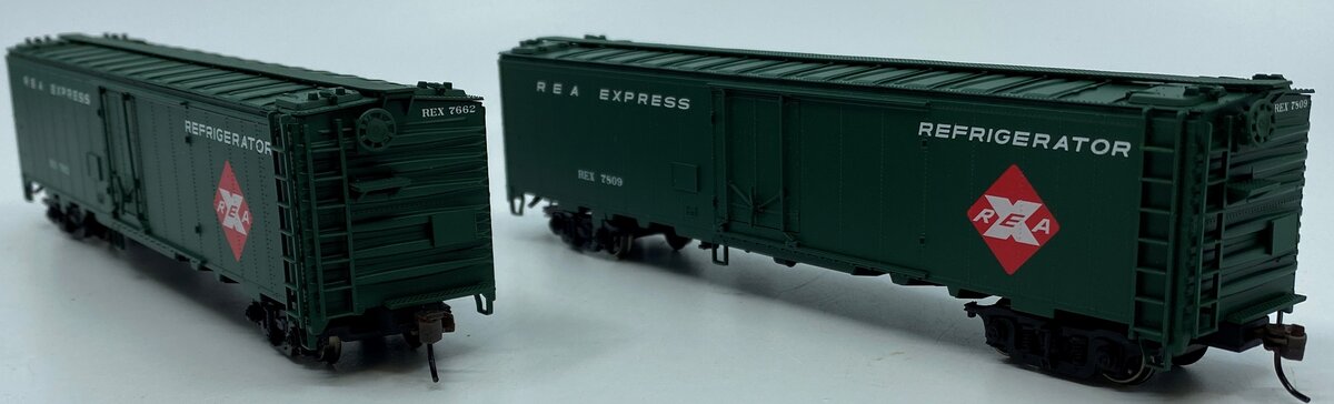 Walthers 932-26242 HO Scale REA Express Reefer (Pack of 2) LN/Box
