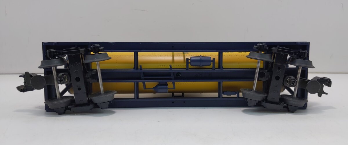 MTH 33-7303 O Gauge Chessie Tank Car #8210 LN/Box
