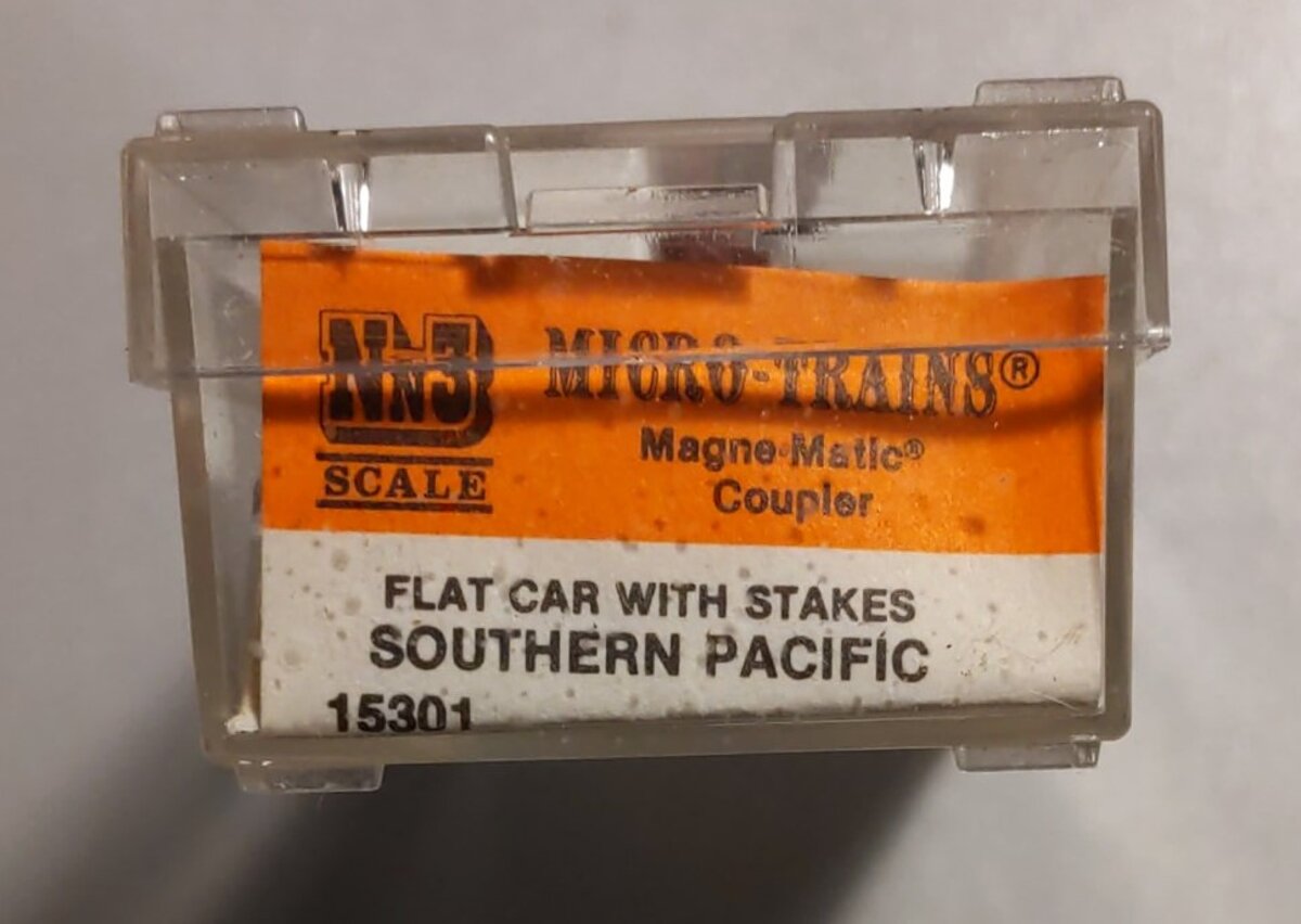 Micro-Trains 81000010 Nn3 Scale Southern Pacific Flat Car with Stakes #472 LN/Box