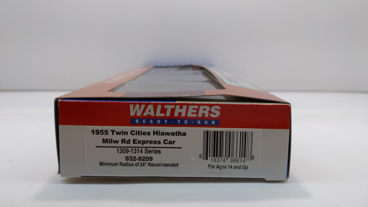 Walthers 932-9209 HO Milkwaukee Road 1955 Twin Cities Hiawatha REA Baggage Car LN/Box