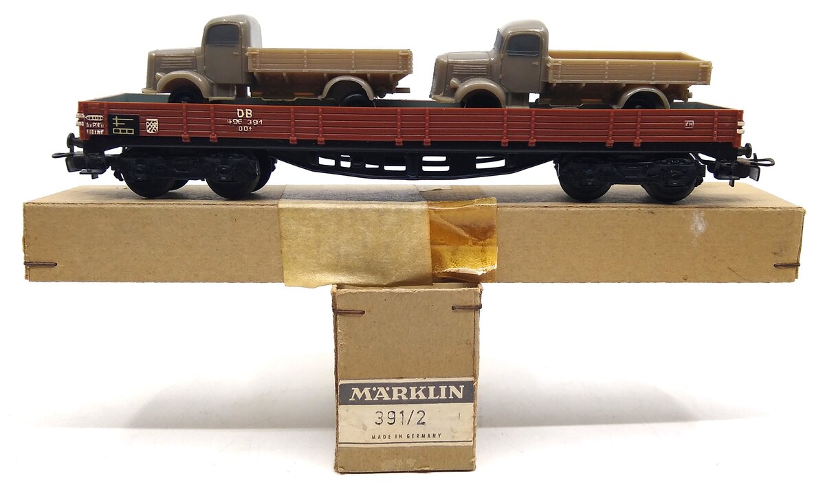 Marklin 391/2 HO Scale DB Flatcar w/ 2 Pick-up Truck Load