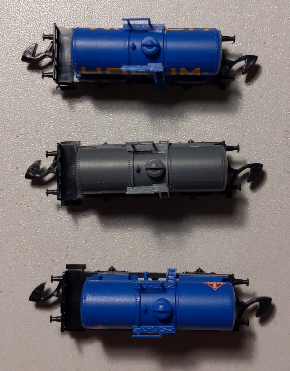 Marklin 82326 Z 2-Axle Tank Car with Brakeman Platform (Set of 3)