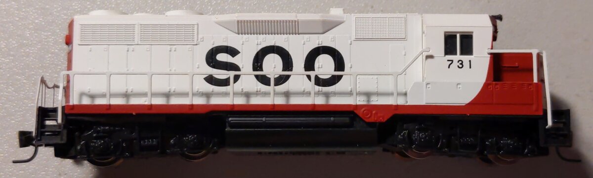 Micro-Trains 98101072 Z Soo Line GP-35 Powered Diesel Locomotive #731
