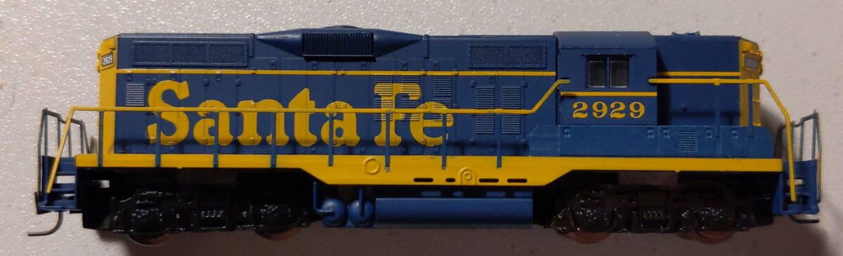 Micro-Trains 98201062 Z ATSF EMD GP9 Powered Diesel Locomotive #2929