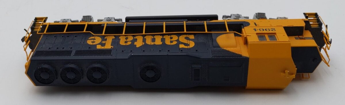 Bachmann 63526 HO Santa Fe EMD GP40 Diesel Locomotive Standard DC #2964 LN/Box