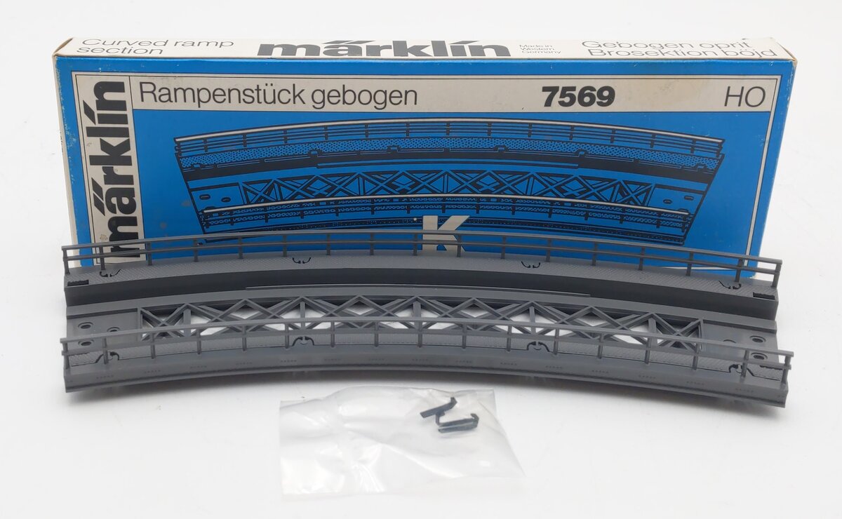 Märklin 7569 HO Scale Curved Ramp Track Piece - View #11