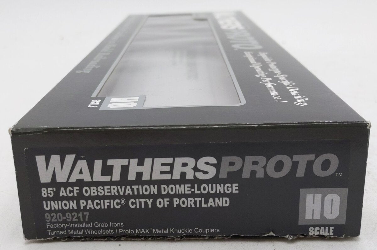Walthers 920-9217 HO Union Pacific 85' ACF Observation Dome Lounge