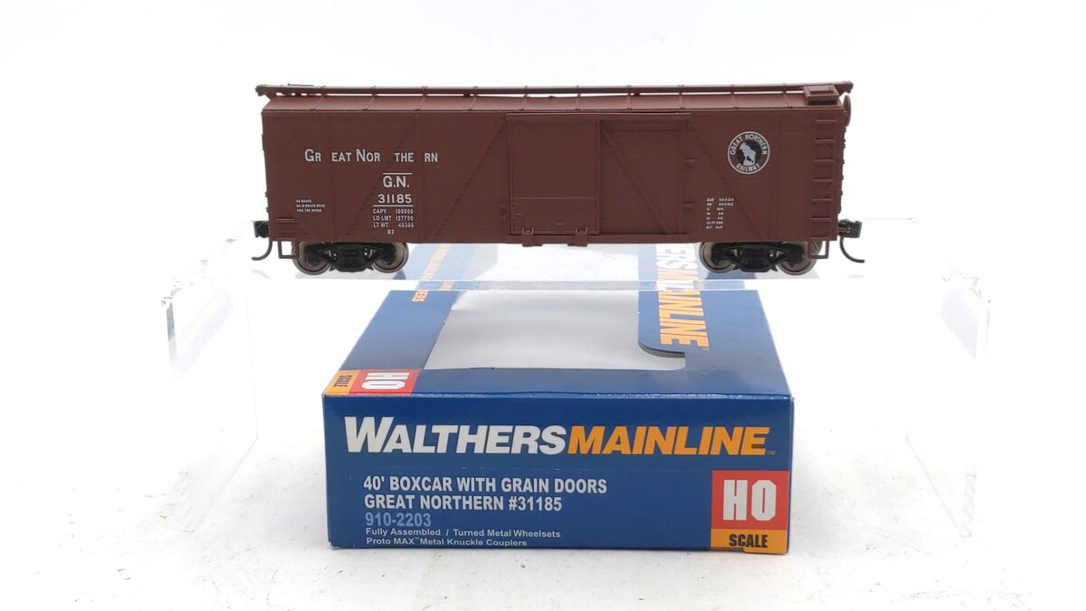 Walthers 910-2203 HO Scale Great Northern 40’ Box Car w/Grain Doors #31185