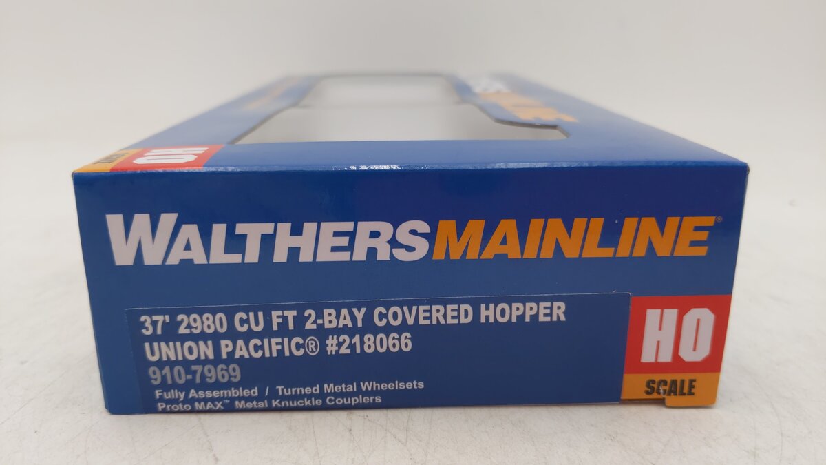 Walthers 910-7969 HO Union Pacific 2-Bay Covered Hopper #218066