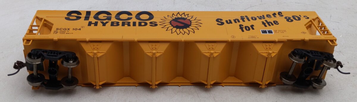 Athearn 72307 HO Scale Sigco Hybrids ACF Centerflow Hopper #104