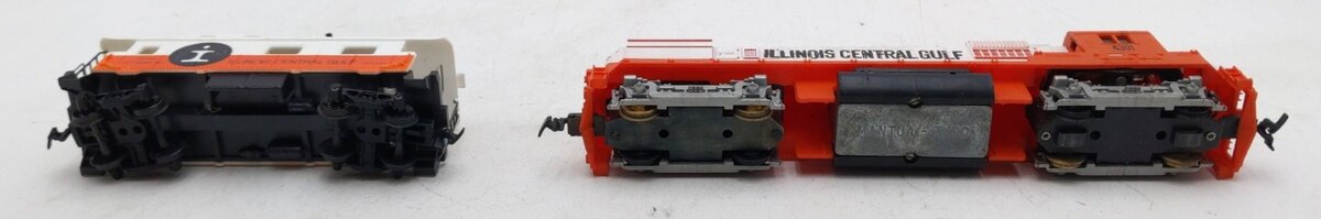 Tyco 250B HO Scale Illinois Central Diesel Locomotive with matching caboose EX/Box
