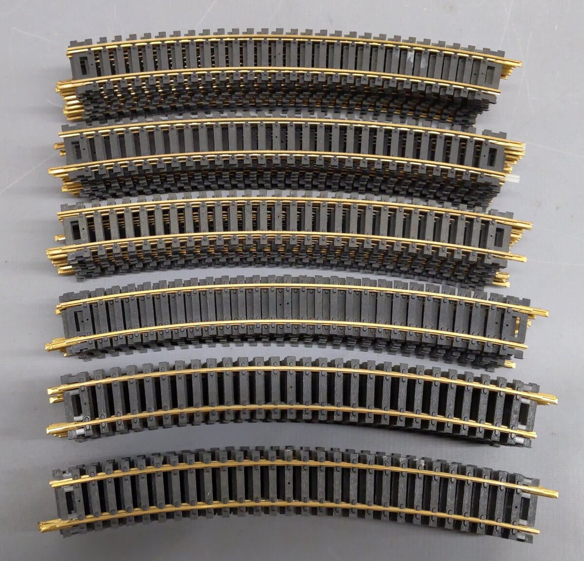 Atlas 0535 HO Code 83 Nickel Silver Rail 22" Radius Curved Track (59) VG