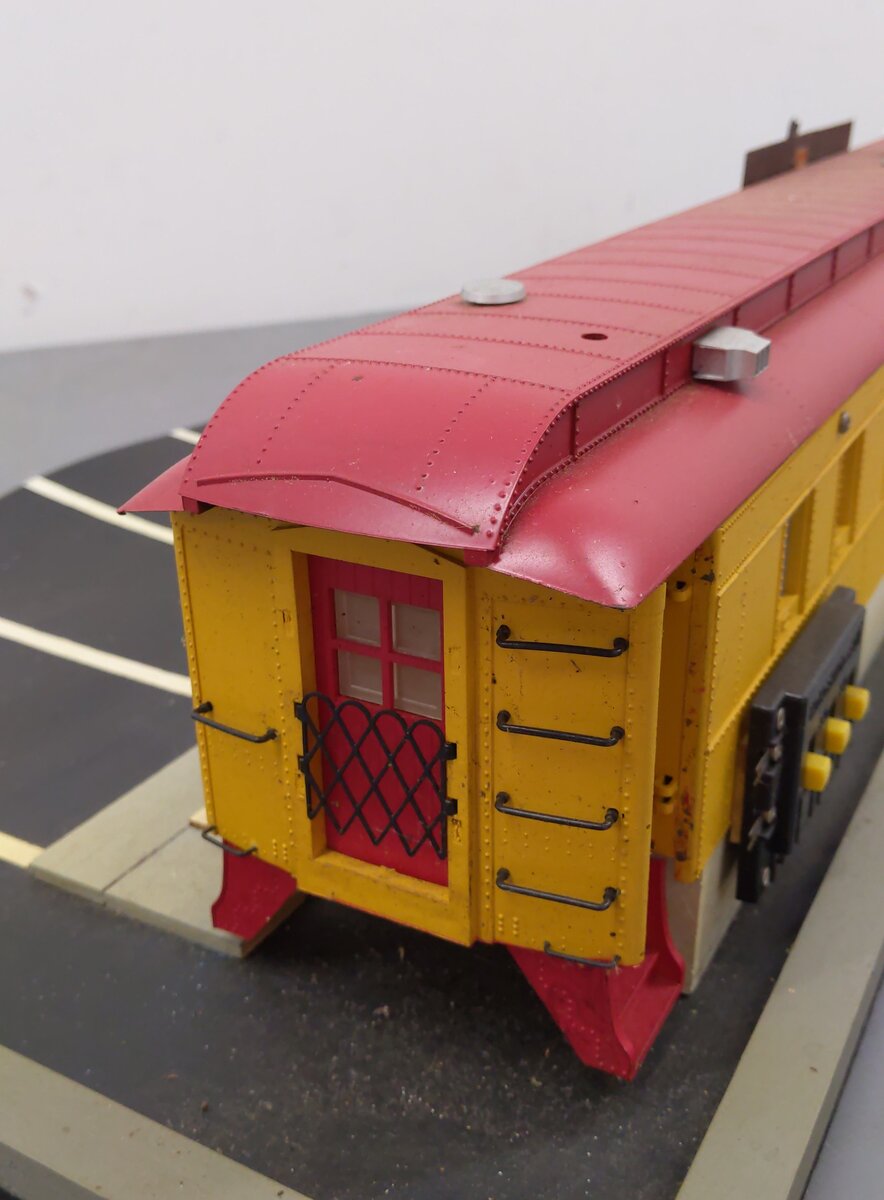 USA Trains R1940D G Operating Dog House Diner w/Smoking Chimney and Lights VG