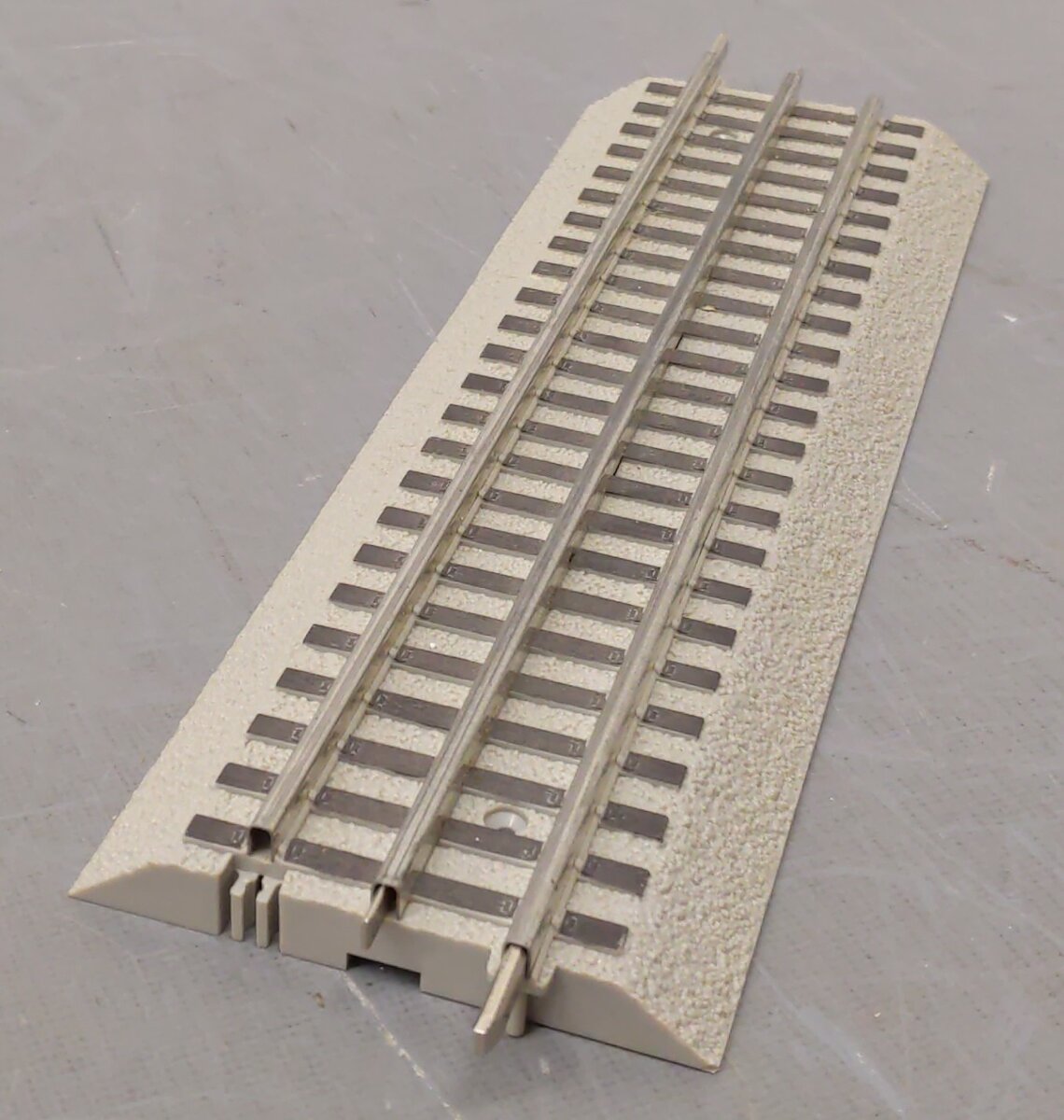 Lionel 6-12014 FasTrack 10 Inch Straight Track (19) VG