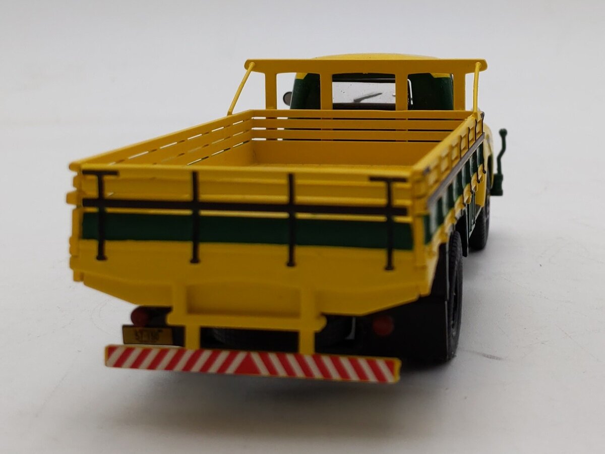 Whitebox 1:43 Scale 1958 Chevrolet C6500 (Yellow and Green) LN/Box