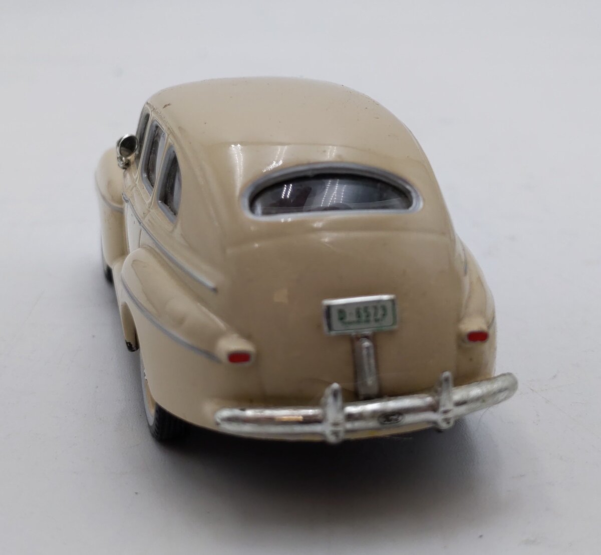 Minichamps 1:43 Scale 1947 Ford Fordor sedan (Beige) LN/Box