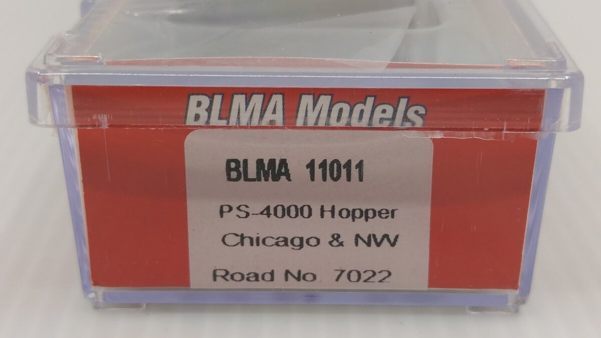 BLMA Models 11011 N Chicago & North Western PS-4000 Covered Hopper #7022 EX/Box