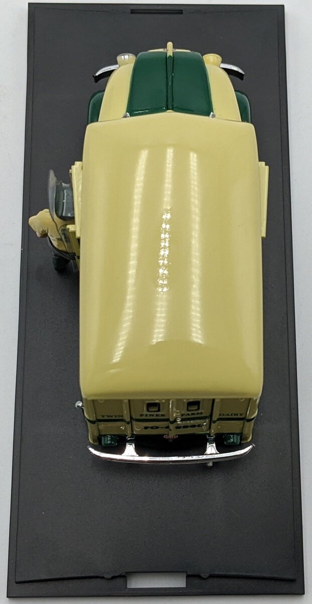 MTH 30-50073 1:43 Divco Twin Pines Milk Delivery Truck w/Figure NIB