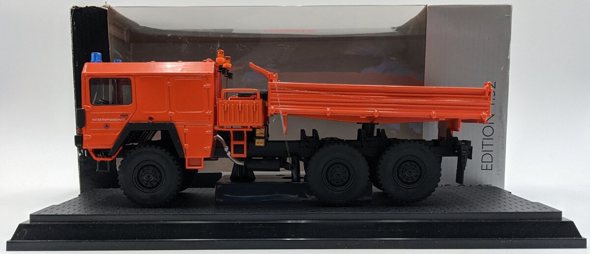Schuco 5600 1:32 MAN KAT1 6x6 Tipper Orange NIB