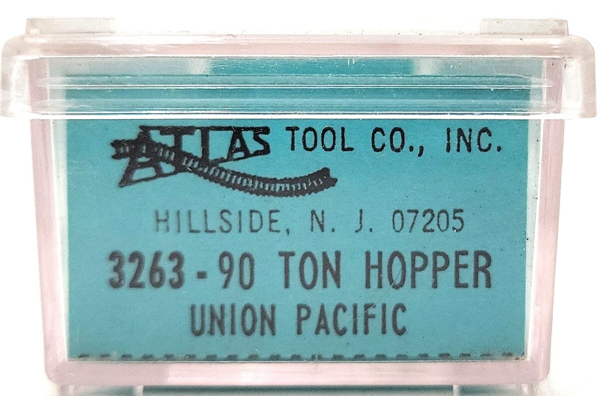 Atlas 3263 N Scale Union Pacific Hopper Car w/Coal Load #18137 EX/Box