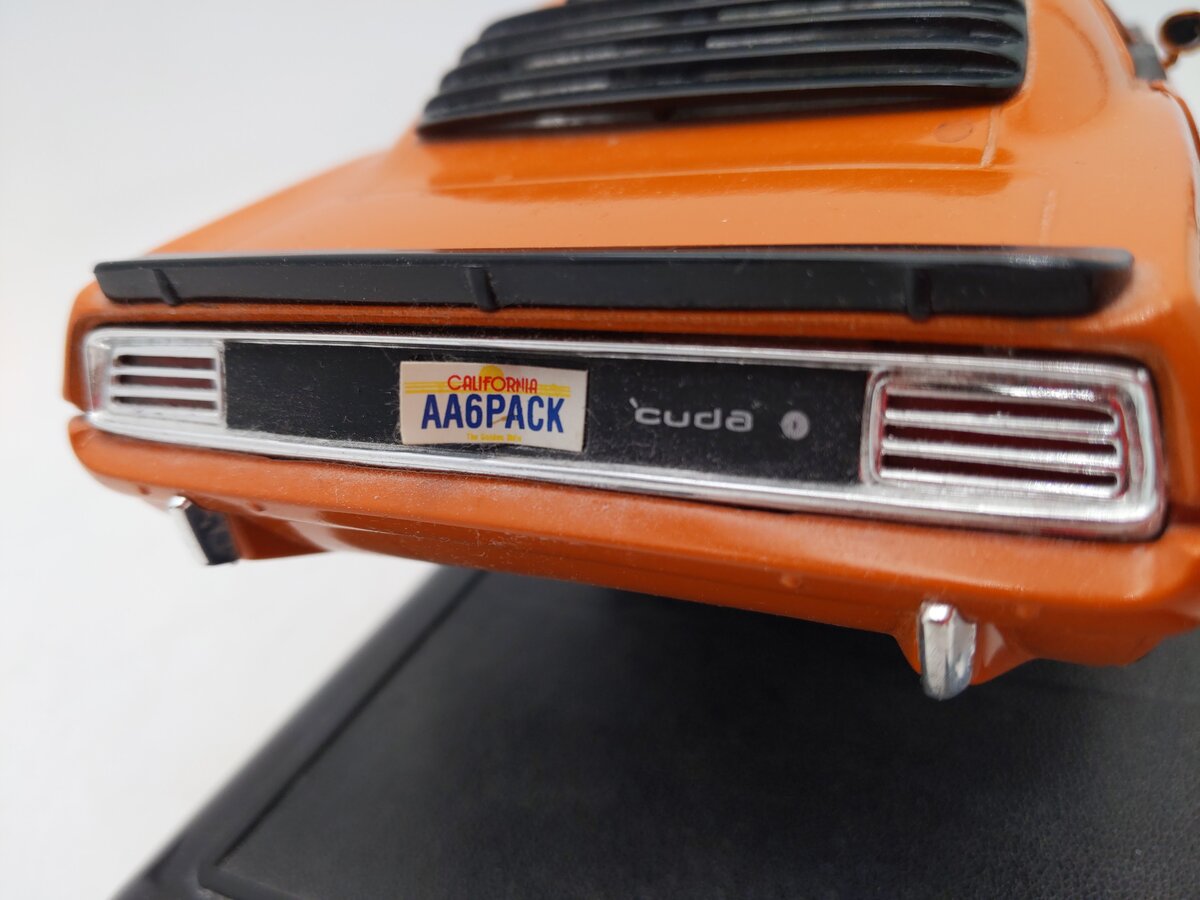 Ertl 1:18 Scale Die-Cast 1970 Plymouth AAR 'Cuda with Black Base EX