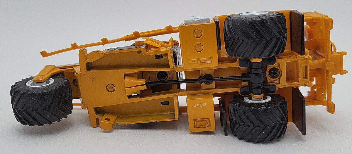 Ertl 12044 1:64 8103 Terra Gator w/Dry Fertilizer Load EX