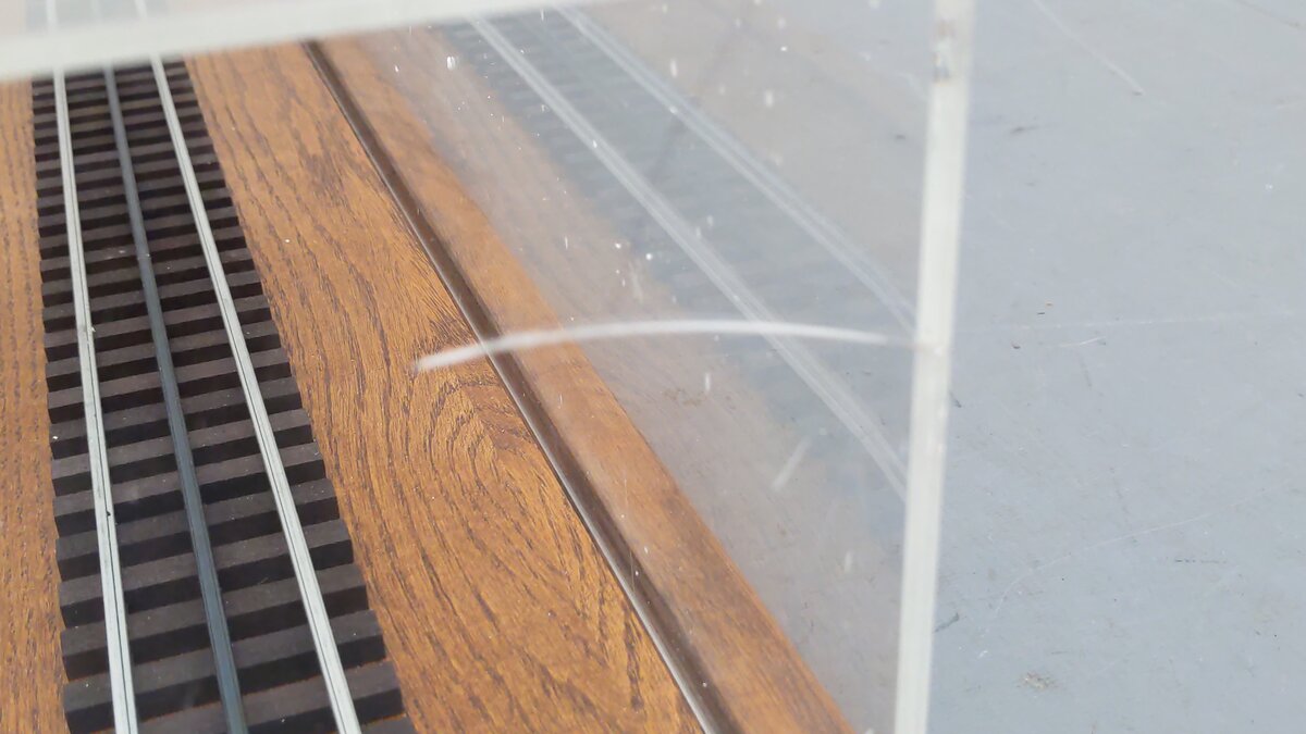 TAM industries O Gauge Display Case with 3-Rail Display Rail VG