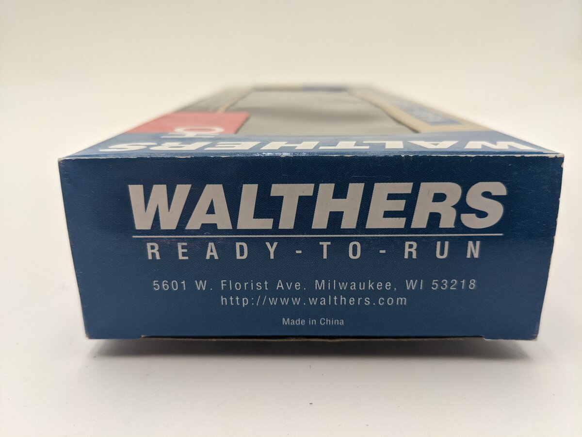 Walthers 932-40469 HO International Car Co Bay Window Caboose #13676 EX/Box