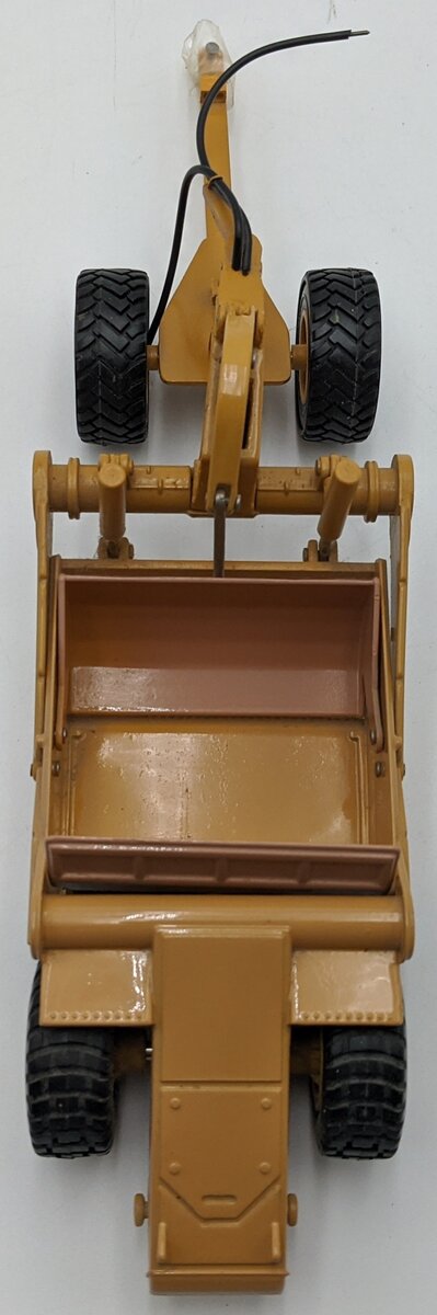 Ertl 2906 1:50 CAT Yellow 651E Scraper LN