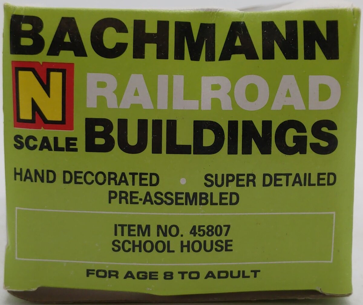 Bachmann 45807 N Pre-Assembled Schoolhouse with Playground Equipment LN/Box