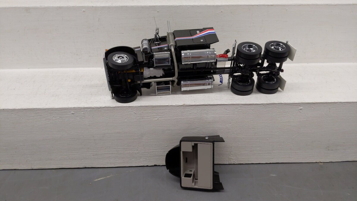 Franklin Mint 1:32 DC Black Peterblit 379 Semi Tractor Cab W/Removable Top EX