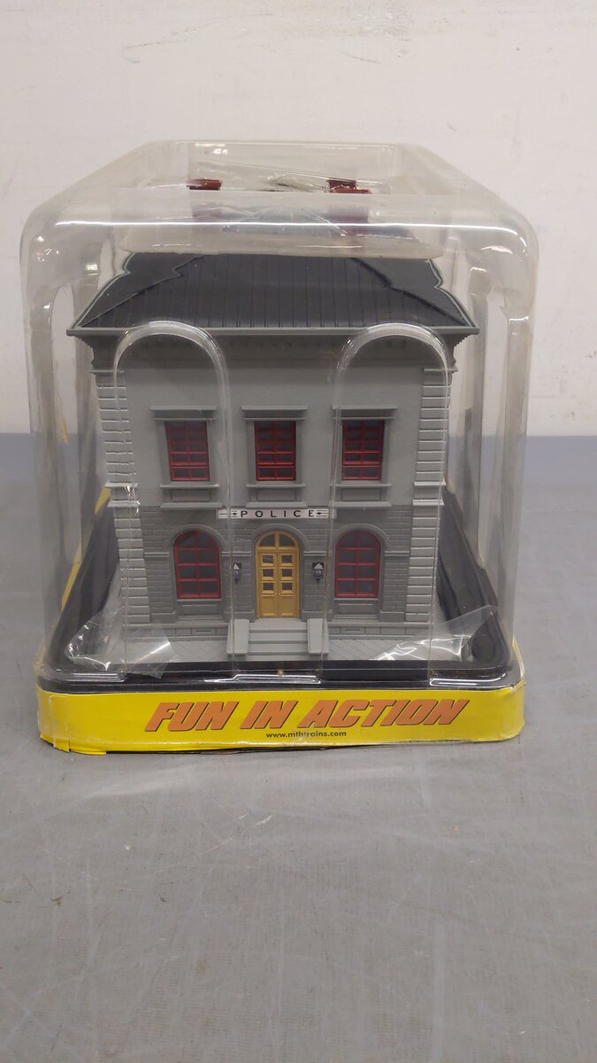 MTH 30-9099 O Gray & Maroon Police Station Assembled Building EX/Box