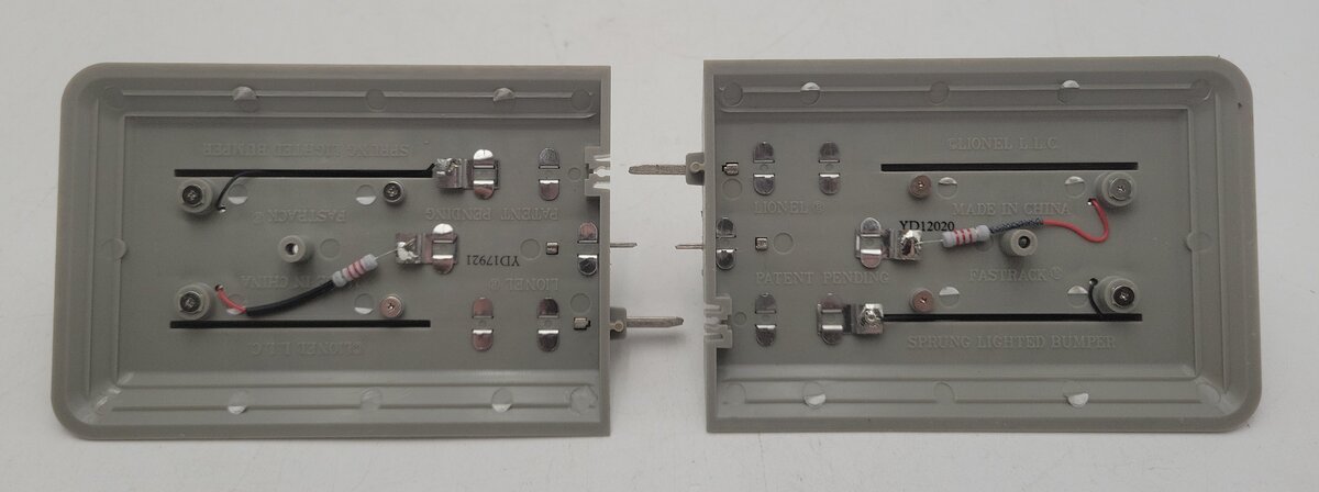 Lionel 6-12035 O Gauge FasTrack Lighted Bumpers (Pack of 2) EX