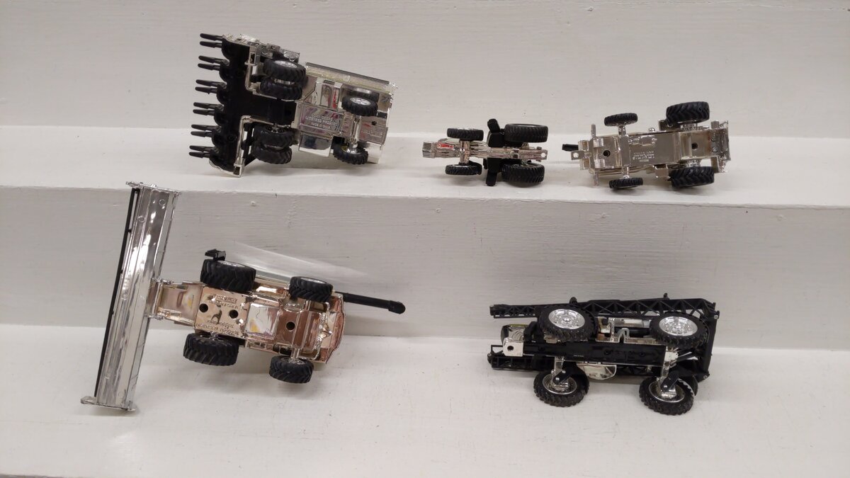 Ertl 2005 1:64 Scale John Deere Chrome Plated 2005 Farming Vehicles (Set of 5) VG