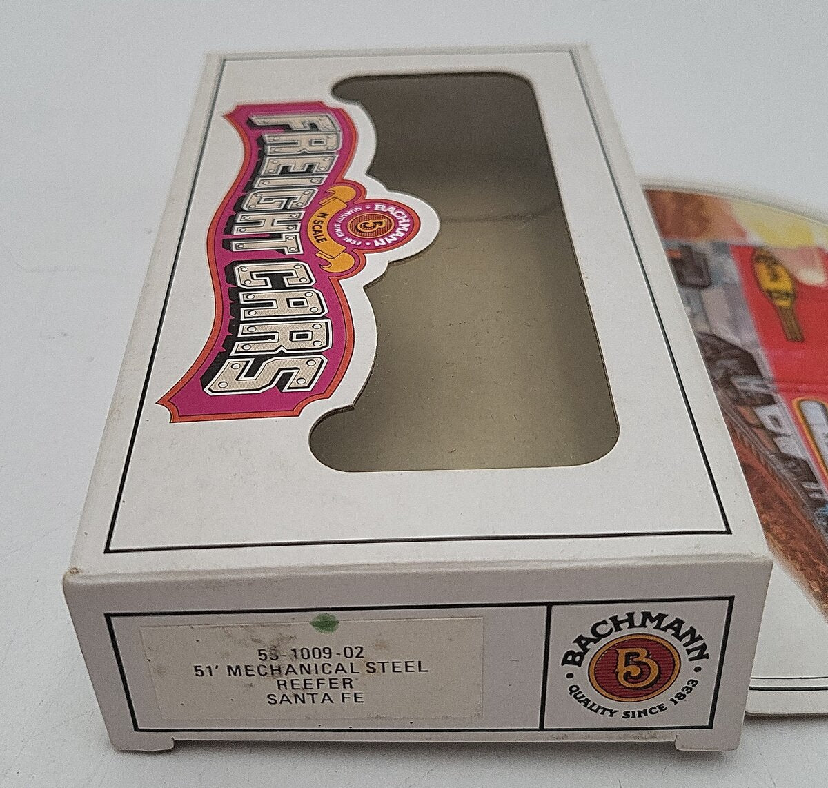 Bachmann 70950 N scale Santa Fe 51' Steel Reefer #55360 VG/Box