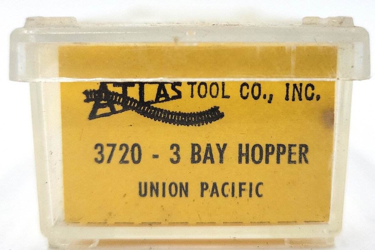 Atlas 3720 N Scale Union Pacific 3-Bay Covered Hopper #19711 LN/Box