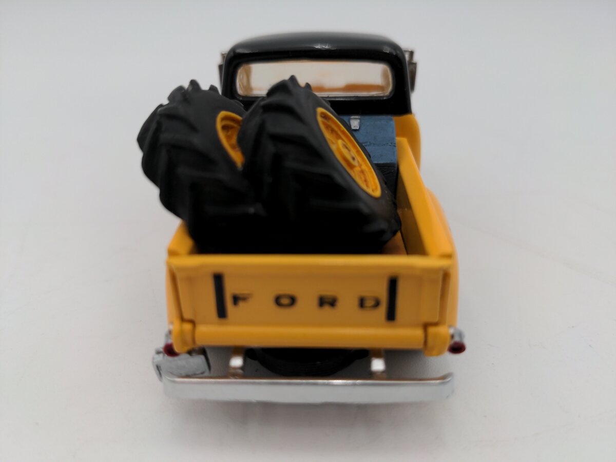 Matchbox YIS02 1:43 Scale Diecast Caterpillar 1955 Ford F100 VG
