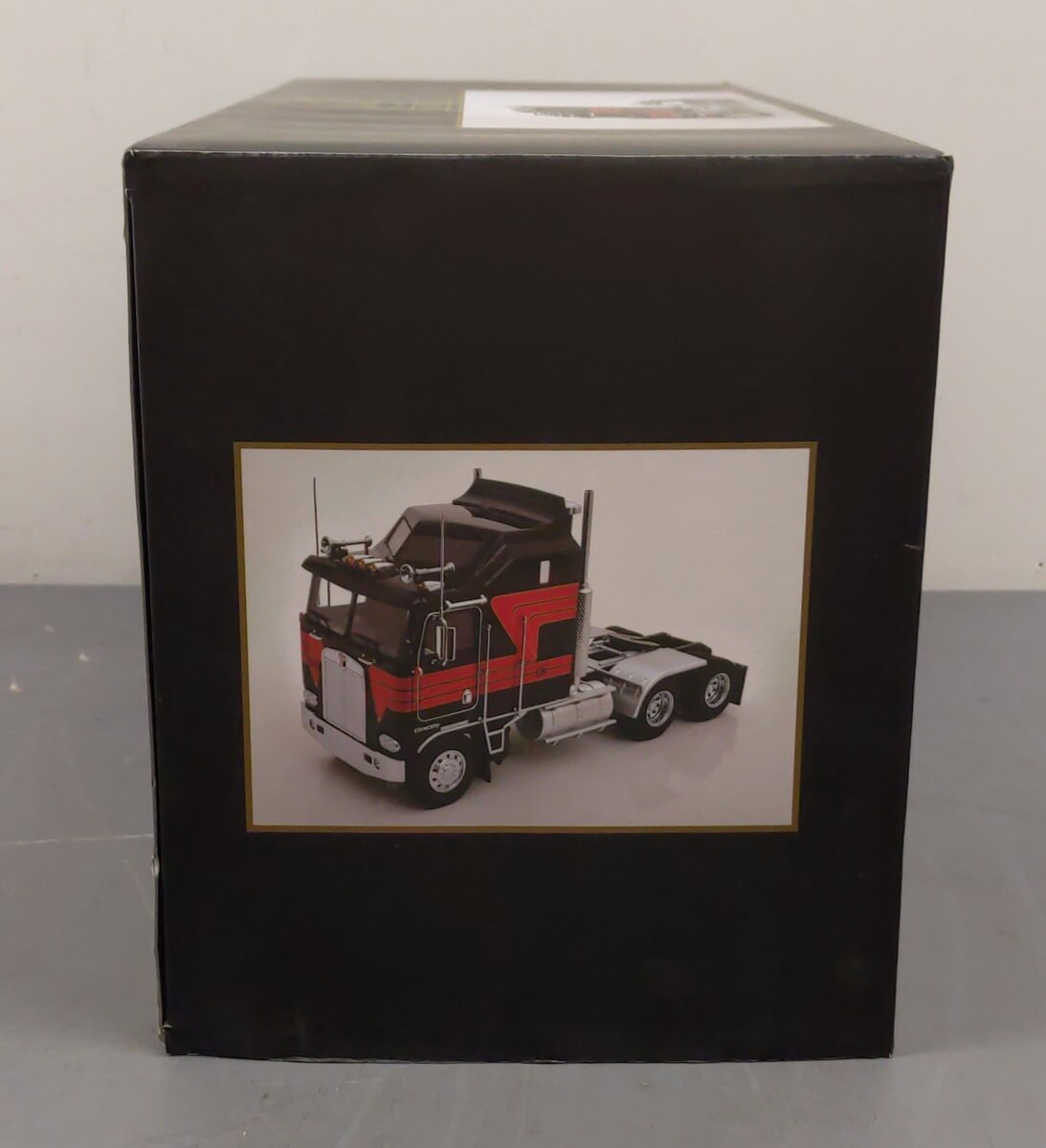 Road Kings 1:18 Scale 1976 Kenworth K100 Aerodyne (Black and Red) MT/Box
