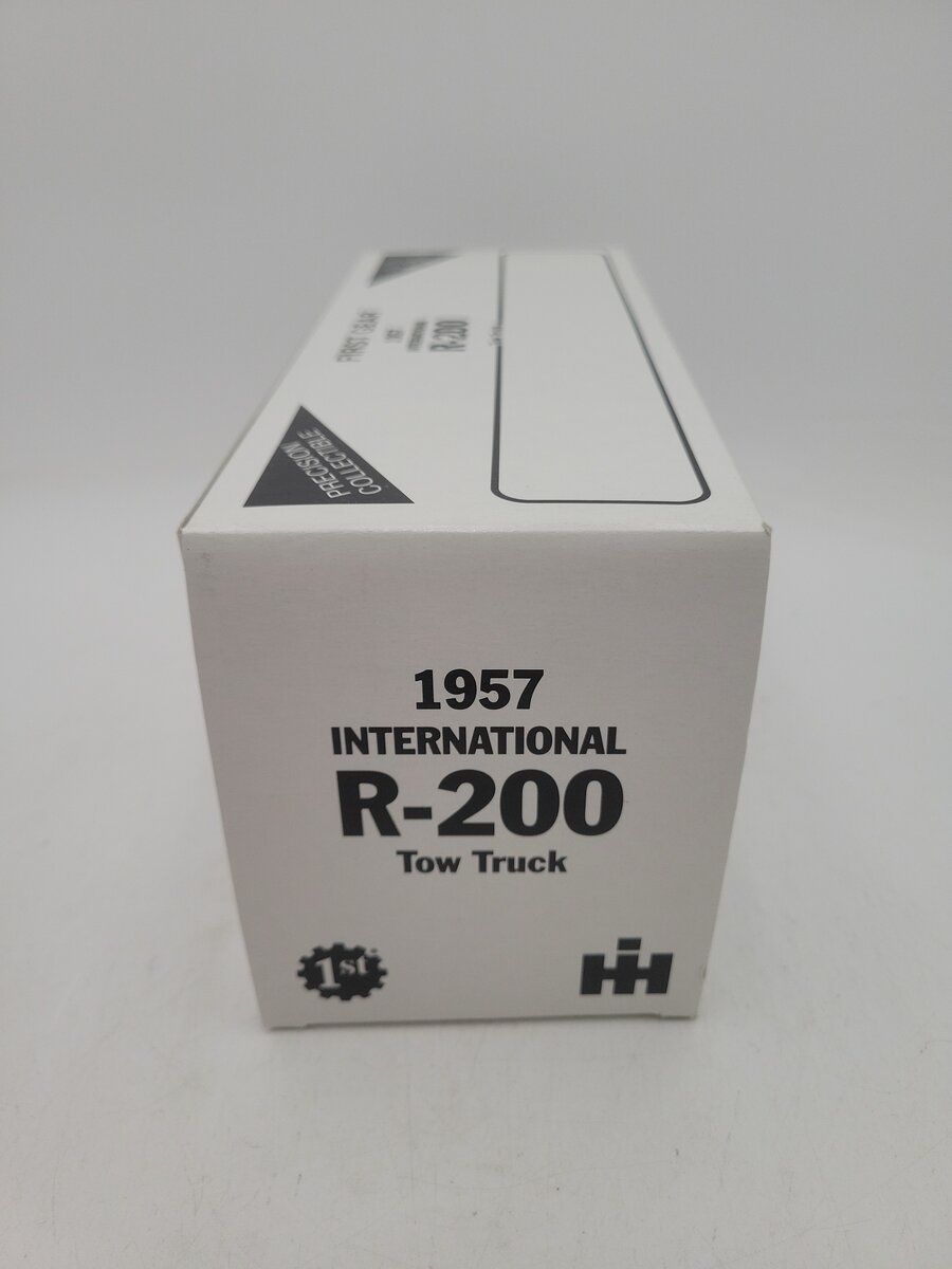 First Gear 18-1381 1:34 Scale Mobil Service 1957 International R-200 Tow Truck EX/Box